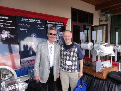 Su Robertu Bigelowu, kompanijos „Bigelow Aerospace“, kuriančios naujos kartos orbitines stotis, viešbučius, įkūrėju, vadovu ir savininku jų stende konferencijoje ISPCS