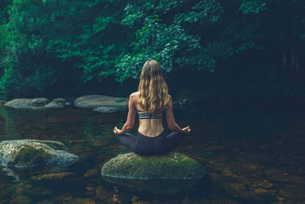 Meditacija prie ežero
