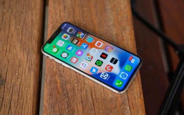 „Apple“ ketina mažinti naujausių „iPhone“ telefonų kainas