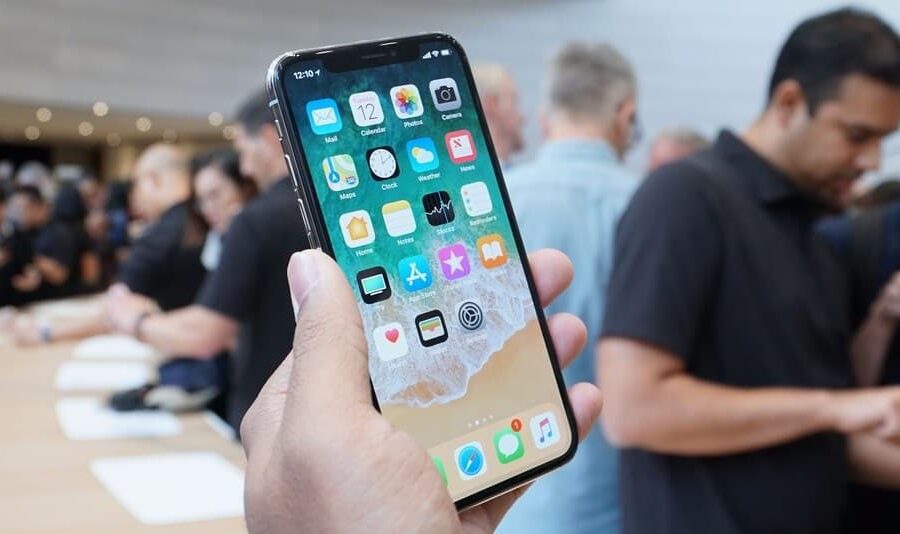 „Apple“ mažina „iPhone X“ gamybos apimtis