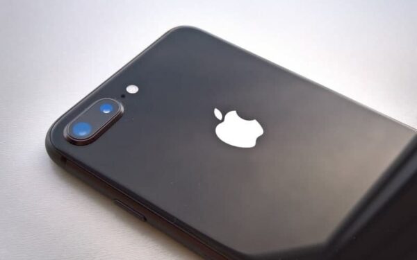 „iPhone 8 Plus“ – atsarginė „Apple“ padanga ar ne viskas auksas, kas berėmiais ekranais žiba?