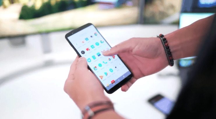 Be išmaniojo – nė iš vietos: tyrimas atskleidė įdomių faktų apie telefono naudojimą