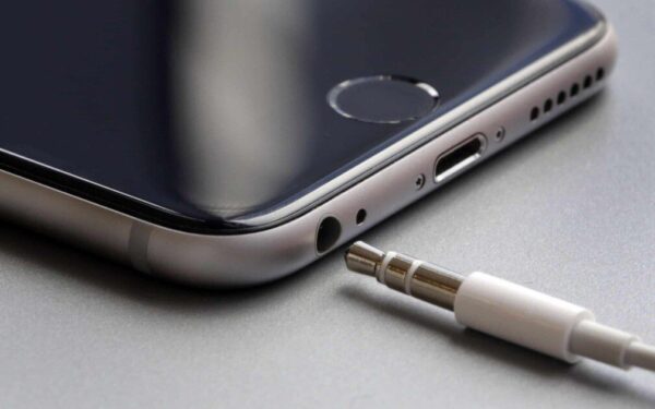 Kodėl „Apple“ pavyko atsikratyti 3,5mm jungties, o „Samsung“ niekaip nesiryžta