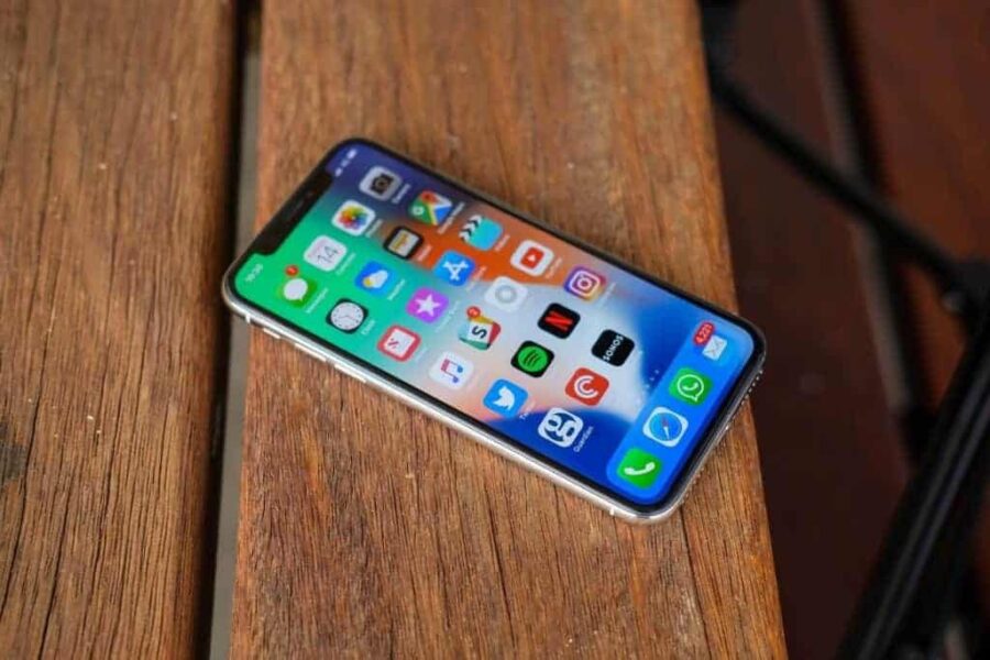 Kodėl „Android“ telefonų gamintojai kopijuoja „iPhone X“ išjovą