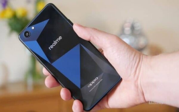 OPPO pristatė konkurentą „Xiaomi Redmi 5“ telefonui – „OPPO RealMe 1“