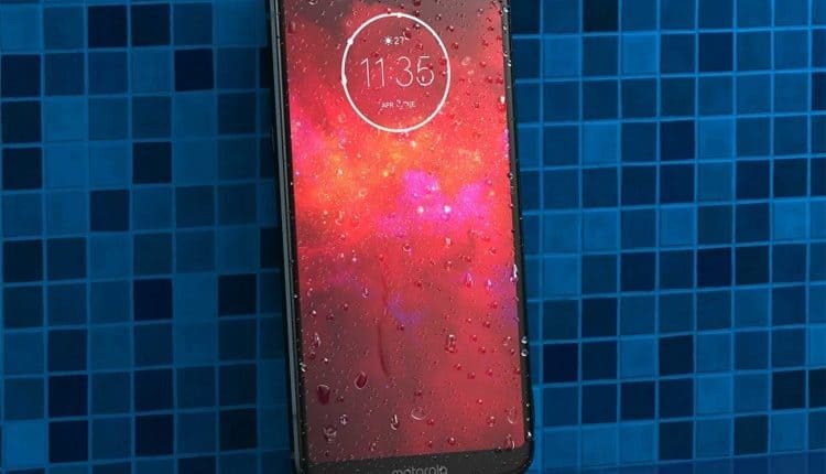 „Moto Z3 Play“ debiutas: dviguba kamera ir „Moto Mods” palaikymas