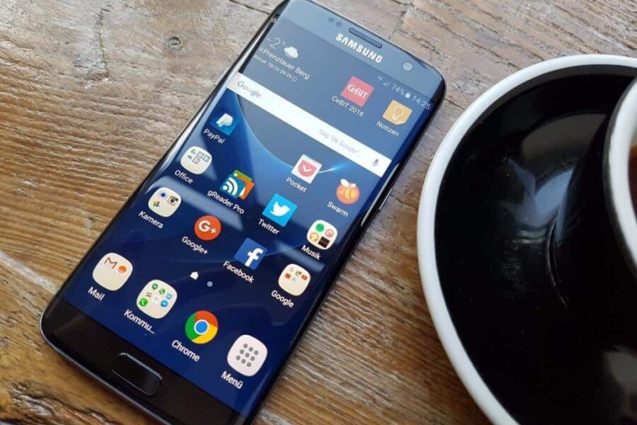 „Oppo“ pradės naudoti „Samsung“ ekranus su lenktais kraštais