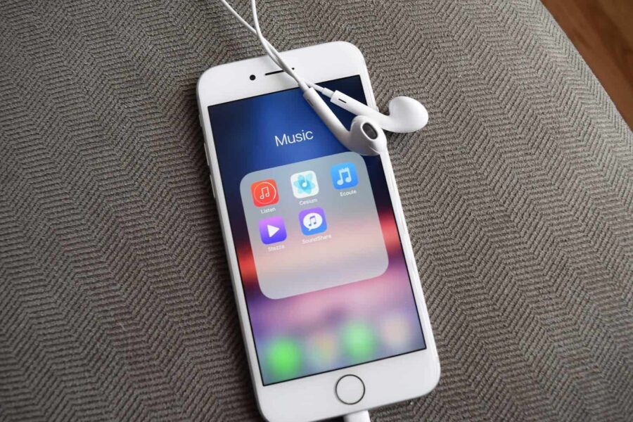 Naujasis „iPhone“ su LCD ekranu pasirodys tik spalį