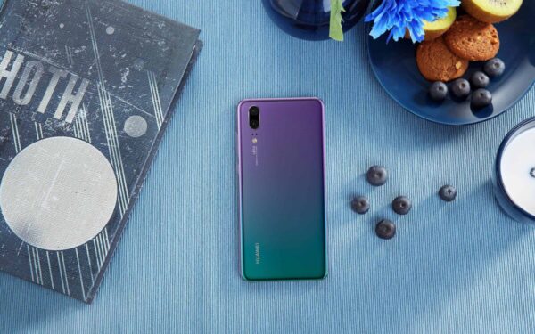 „Huawei“ nori pakartoti „P20 Pro“ sėkmę – mažesnįjį brolį nudažė pašvaistės spalvomis