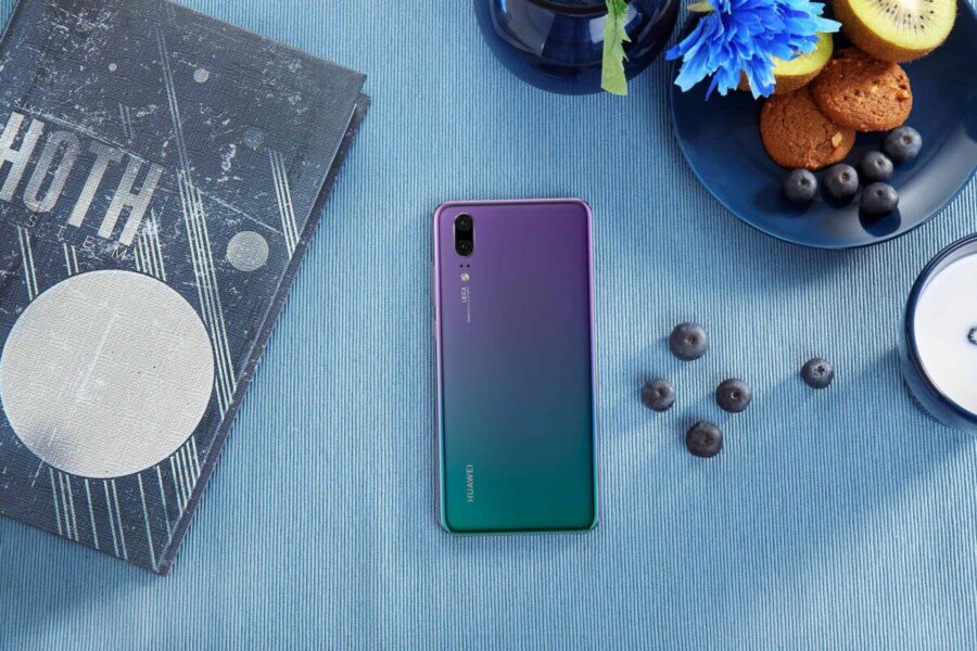 „Huawei“ nori pakartoti „P20 Pro“ sėkmę – mažesnįjį brolį nudažė pašvaistės spalvomis