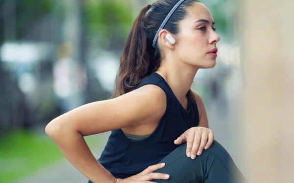 „Sony“ pristato vandens išbandymus lengvai atlaikančias ausines „WF-SP900“