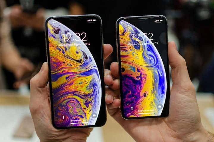 Tele2“ pradėjo „iPhone Xs“ ir „iPhone Xs Max“ prekybą: pirmąjį telefoną klientui vidurnaktį pristatė Arnoldas Lukošius