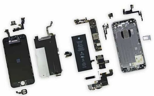 „Apple“ kovoja su vagiančiais originalias „iPhone“ dalis