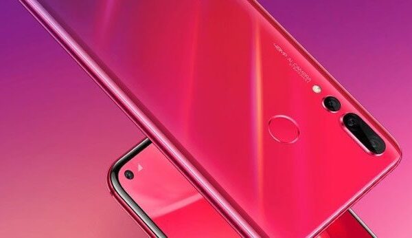 „Huawei“ pristatė naująjį „Nova 4“ su ekrano skylute kamerai