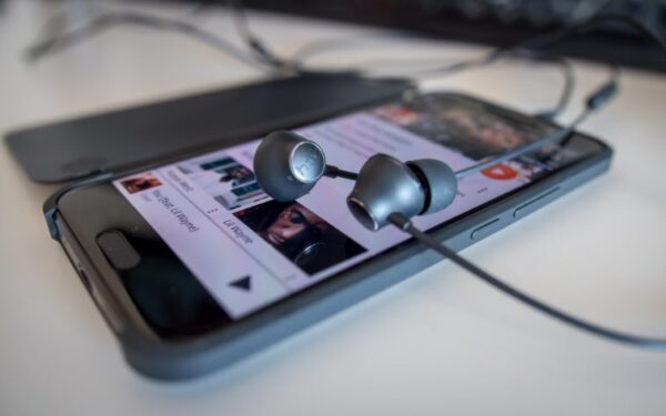 Ieškantiems nebrangių ausinukų – penki variantai už itin patrauklią kainą