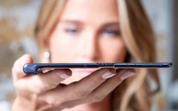 Nauja „Huawei“ kryptis – Barselonoje pristatytas sulenkiamas telefonas ir kiti įrenginiai