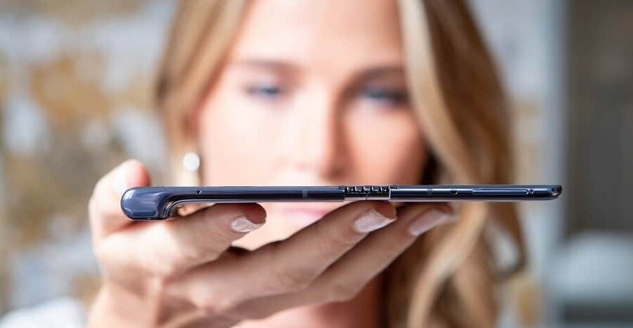 Nauja „Huawei“ kryptis – Barselonoje pristatytas sulenkiamas telefonas ir kiti įrenginiai