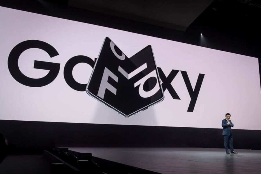 „Samsung” ruošia dar 2 naujus telefonus su sulankstomais ekranais