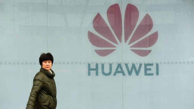 Aiškėja galimi JAV kompanijų praradimai dėl sankcijų Kinijos milžinei „Huawei“