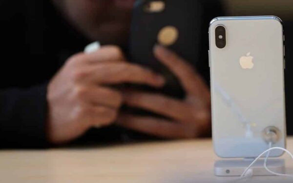 „Apple“ ir HTC apkaltinti melavimu dėl telefonų baterijų