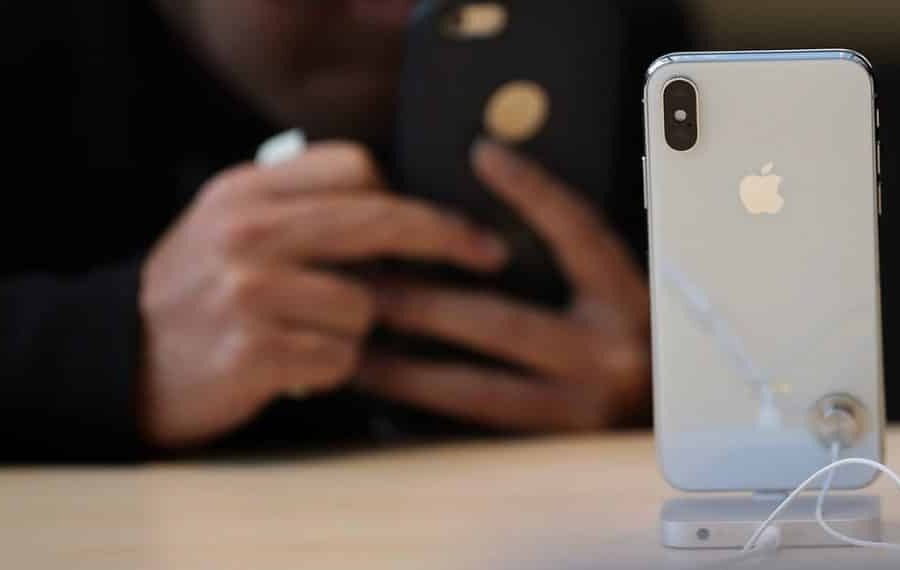 „Apple“ ir HTC apkaltinti melavimu dėl telefonų baterijų