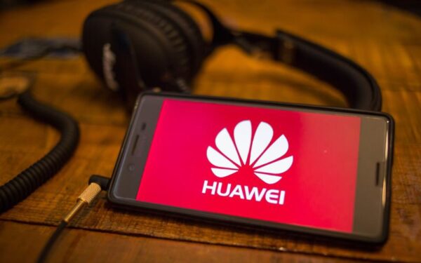 „Huawei“ savininkai gali miegoti ramiai: kompanijos krizė jų nepalies