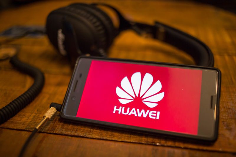 „Huawei“ savininkai gali miegoti ramiai: kompanijos krizė jų nepalies