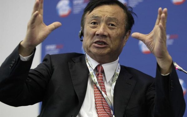 „Huawei” vadovas prisipažino savo šeimai perkantis kito gamintojo telefonus: spėkite, kokio?