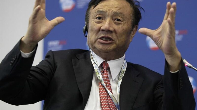 „Huawei” vadovas prisipažino savo šeimai perkantis kito gamintojo telefonus: spėkite, kokio?