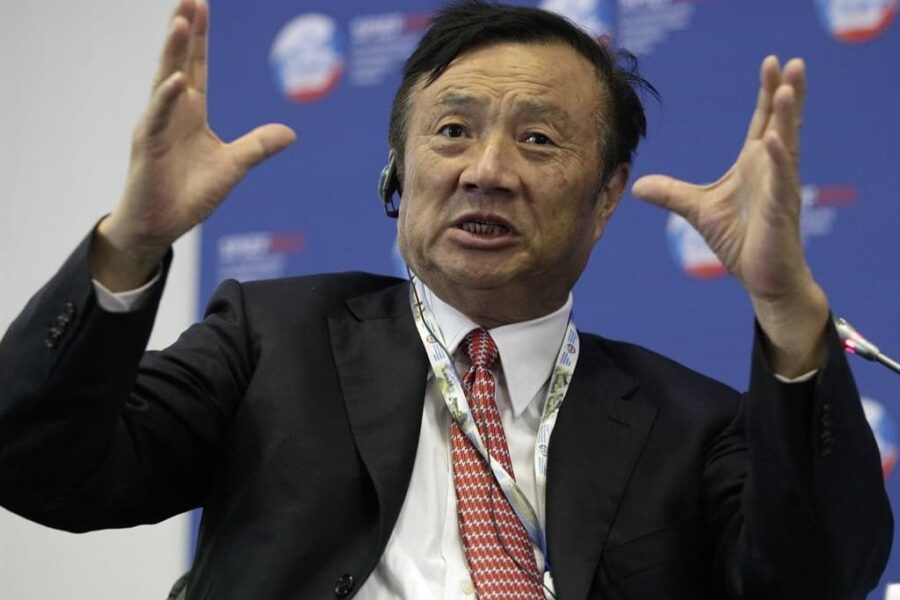„Huawei” vadovas prisipažino savo šeimai perkantis kito gamintojo telefonus: spėkite, kokio?