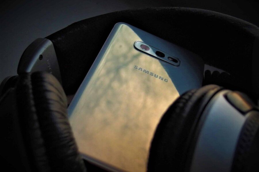 „Samsung Galaxy S11“ gali turėti priekinę kamerą įmontuotą po ekranu