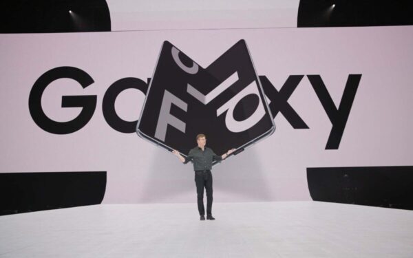 Sulankstomi telefonai – vis dar utopija? „Samsung Galaxy Fold” nepasirodys net ir birželį