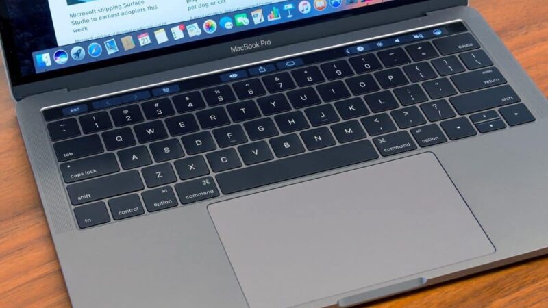 „Apple“ pripažino, kad „MacBook Pro“ kelia grėsmę