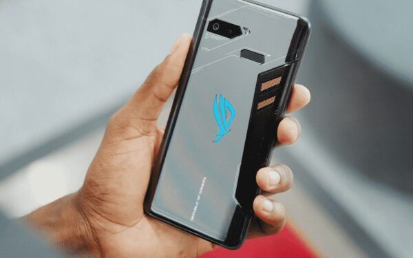 „Asus“ jau kitą mėnesį pristatys įspūdingą žaidimams skirtą telefoną