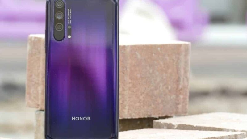 Naujieji „Honor 20“ tiesiog šluojami iš lentynų, nepaisant jokių sankcijų