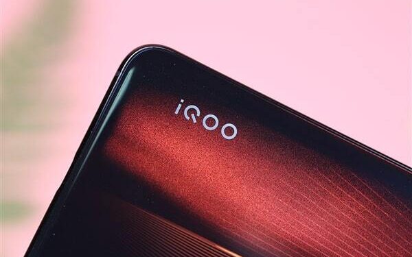 „Vivo“ dukterinė kompanija išleis jaunimui skirtą telefoną