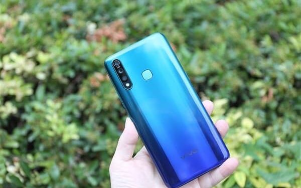 „Vivo“ ruošia telefoną su triguba kamera ir itin talpia baterija