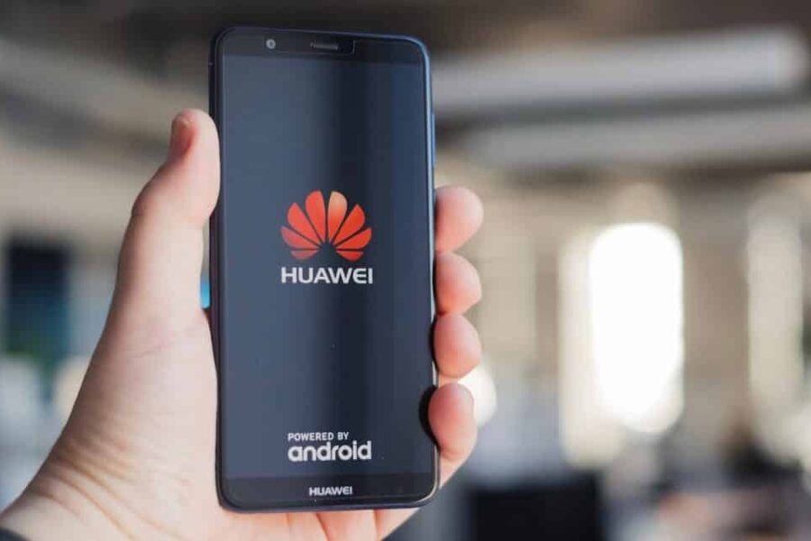 Kinijoje visiškai atsitiktinai aptikta „Huawei“ klastočių gamykla, rasta nemažai telefonų
