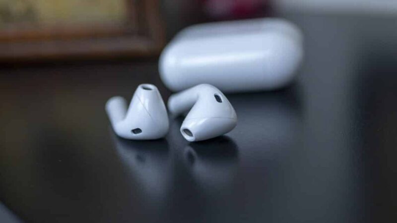 Labai pigi „AirPods“ alternatyva – ar kiniškos „i12 TWS“ ausinės gali prilygti brangesniam produktui?