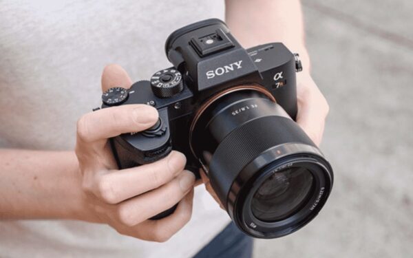 Naujasis „Sony“ kompaktiškas universalus objektyvas „FE 35mm F1.8”