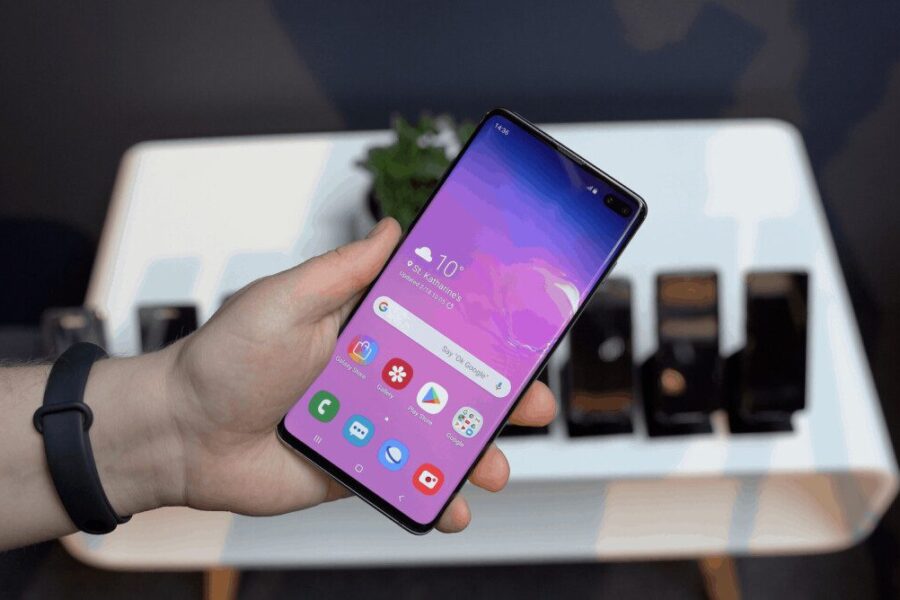 „Samsung Galaxy S10“ pardavimai gerokai lenkia senesnės kartos „Samsung“ flagmanų pardavimus