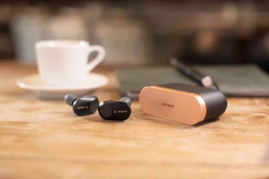 „Sony“ pristato savo pirmąsias visiškai belaides ausines „WF-1000XM3“