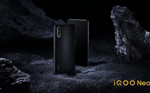 „Vivo“ oficialiai pristatė bene pigiausią žaidimams skirtą išmanųjį telefoną