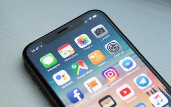 „Apple“ telefonų turėtojai priversti naudotis oficialiu servisu, sužinokite kodėl