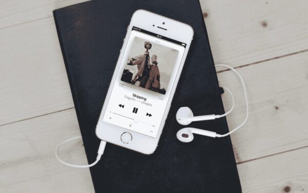 Kaip pasidalinti klausomos muzikos garsais su draugu iOS 13?