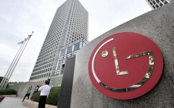 Kvepia naujovėmis? LG užregistravo susukamo telefono prekinį ženklą