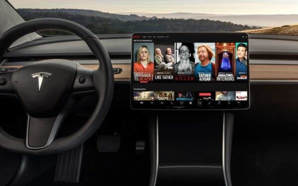 „Netflix“ ir „Youtube“ bus galima žiūrėti „Tesla“ automobiliuose
