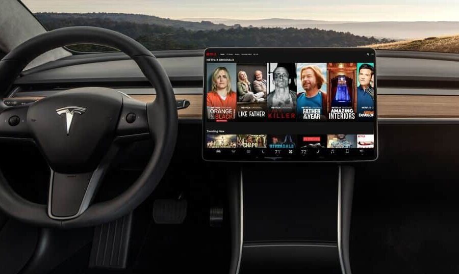 „Netflix“ ir „Youtube“ bus galima žiūrėti „Tesla“ automobiliuose