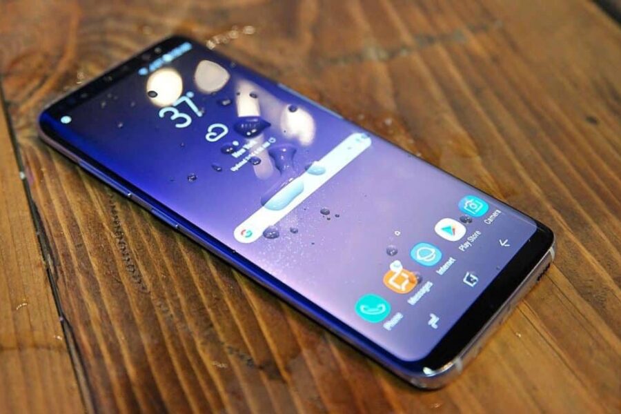 Ką daryti, kai telefonas įkrenta į vandenį? 5 naudingi patarimai
