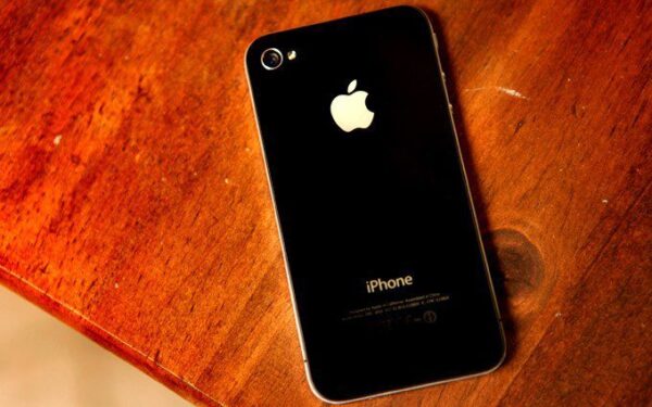 Prisiminkime „iPhone 4”: išmanusis, pavertęs „Apple” ekranų ir kamerų monstre